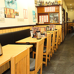 落ち着きのあるテーブル席。ご家族やカップル、お仲間との飲み会や女子会など、さまざまなシーンでご利用いただけます！