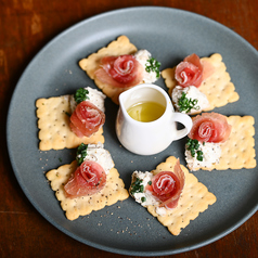 生ハムとクリームチーズのクラッカー