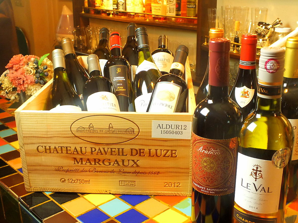 赤・白・スパークリングワインなど、店主がこだわったものを仕入れています