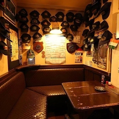 デート向きの席♪【テーブル席】航空母艦の雰囲気たっぷりな特等席2～4名様！横須賀の雰囲気に浸るならこちらのお席を♪4名様までご利用可能なテーブル席は1グループ限定！テーブルをソファ席で囲んだプライベート感のあるお席は、親しいご友人同士や女子会などで会話が弾むこと間違いなし◎