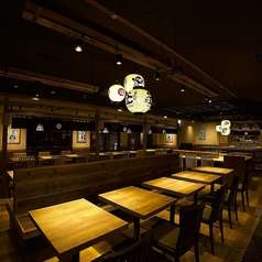 ゆったりくつろげるテーブル席