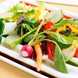 有機野菜ソース仕立ての新鮮サラダは料理長のいちおし！