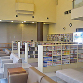 その数なんと約10,000冊！コミック、絵本など種類も豊富に揃えております。お子様や女性の方もお気軽にご利用いただけるスペースですので、どうぞお気軽にご利用ください。※毎月20冊ほど新刊を入れる予定です。