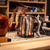 市場直送の新鮮な海鮮を使用した臨場感ある囲炉裏を満喫