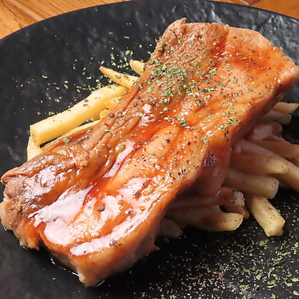 【お肉の看板メニュー】低温でじっくり焼き上げ、肉汁ジューシーで香ばしい香りに食欲そそられる☆