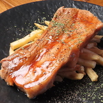 【お肉の看板メニュー】低温でじっくり焼き上げ、肉汁ジューシーで香ばしい香りに食欲そそられる☆