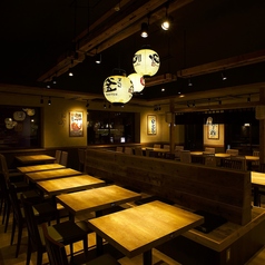 ゆったりくつろげるテーブル席