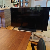 75型の大型テレビがございます。お食事を楽しみながらテレビでスポーツ観戦もできます！