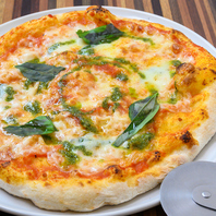 焼きたてピザで香ばしさと旨みを満喫