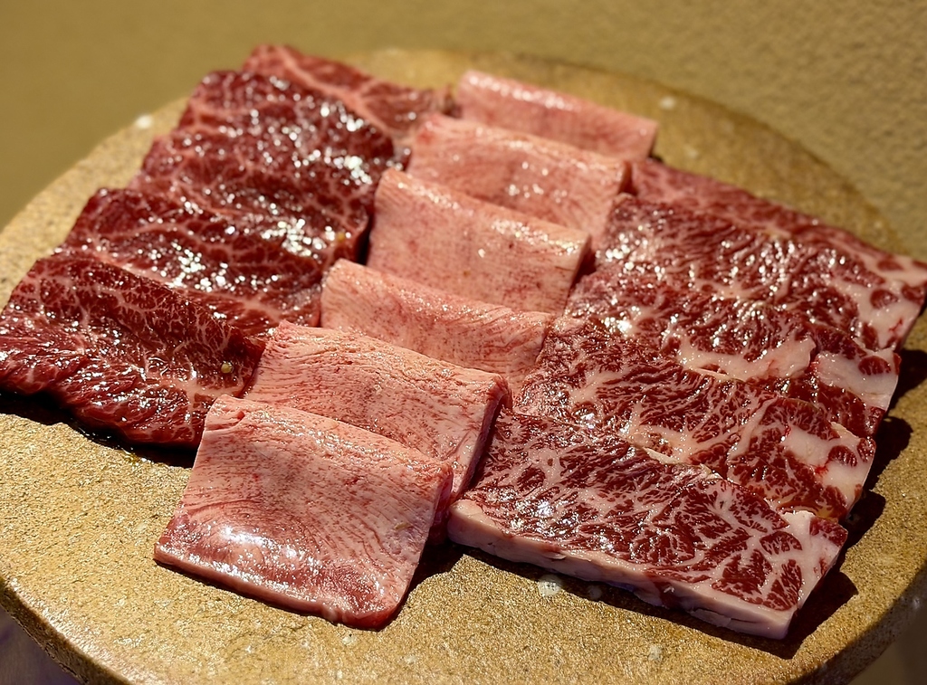 一つ一つのお肉に合ったこだわりのカットで提供させていただいております！