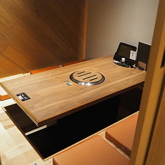 【大切な人との落ち着いた時間に】周囲を気にせず過ごせる4名様用の完全個室。ご夫婦でのディナーや親しい友人との集まり、ちょっとした記念日にもおすすめです。和モダンの落ち着いた空間で、上質な和牛をゆっくりとご堪能いただけます。