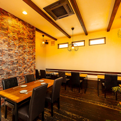 様々なシーンで利用できるテーブル席！今宵は「and fam」でお食事を♪