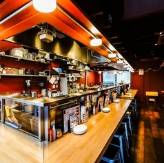 心の距離も縮まる木目のカウンター