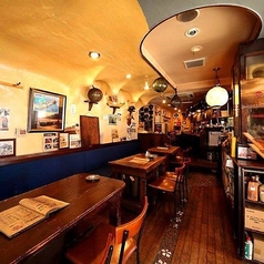 宴会向きの席♪【壁側ソファ席】少人数から大人数まで柔軟に対応4～7名様！航空母艦をイメージした他ではなかなか味わえない非日常な空間。グループで飲み会やご宴会に最適なテーブル席をご用意しております。4名様から最大7名様まで人数に合わせてお席をご用意可能！壁側ソファタイプでゆったりとお過ごしいただけます。