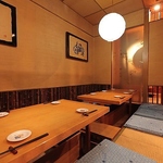 当店はお食事の後の一服までゆったりとおくつろぎいただけるよう喫煙可の空間をご用意しております。