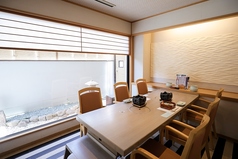 1名様~ご利用可。最大6名様までご利用いただける1階のお庭の見える完全個室のテーブル席です。