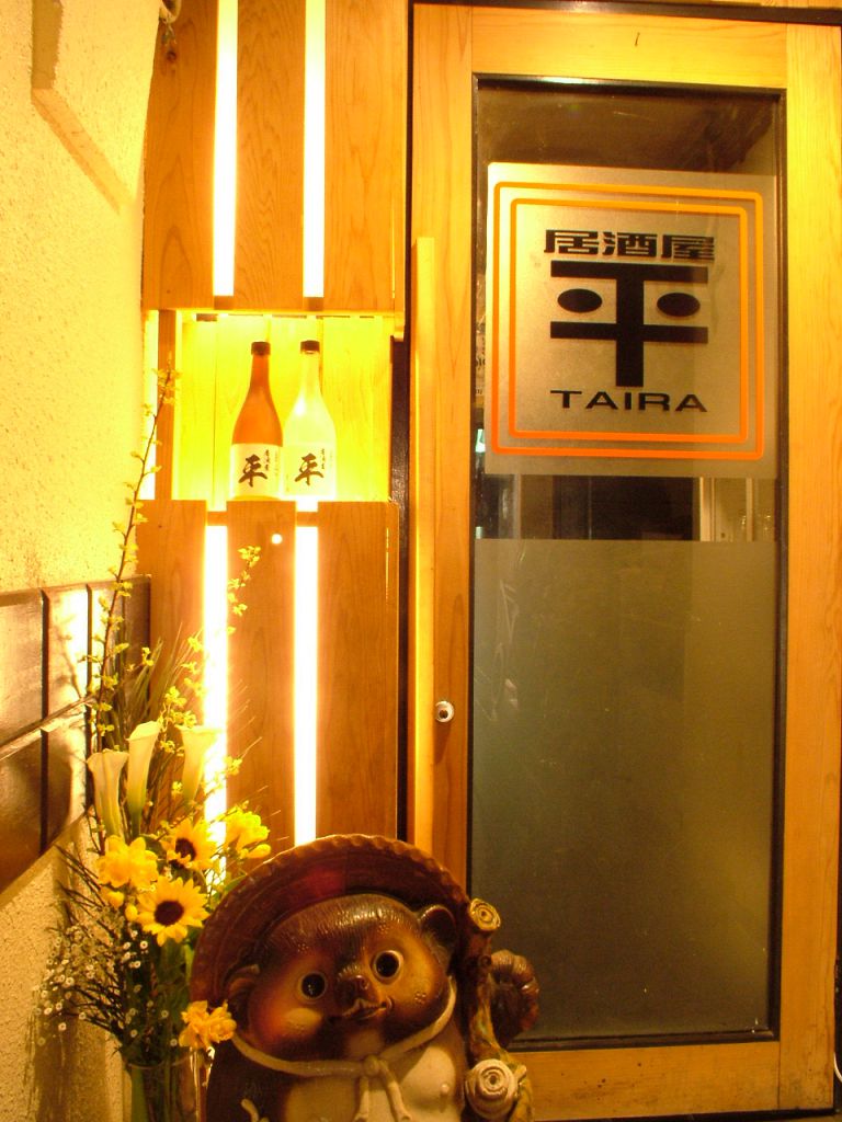 クラブ通りの1階に位置する焼き鳥屋！赤ちょうちんが目印のモダンな空間！