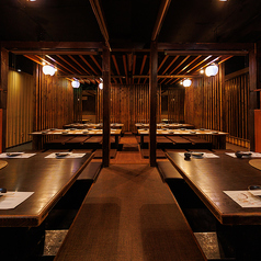 提灯の優しい灯りがほっこり落ち着く雰囲気を演出します！木格子の仕切りで程よいプライベート感も確保されていて、宴会から家族の集まりまで幅広く使えそうな、居心地の良さが光る団体様向け個室です！