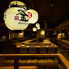 ゆったりくつろげるテーブル席