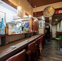 金魚モチーフがあちこちに散らばるユニークな店内♪