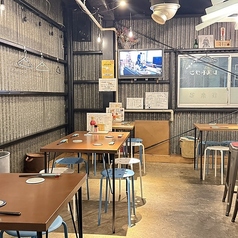 グループでのご利用に最適な、広々とした4名様用テーブル席をご用意しております。お料理やお酒をたくさん並べてもゆとりがあり、友人同士の集まりや女子会、会社のお仲間との宴会にも大変便利です◎開放感のある明るい空間で、賑やかで楽しいひとときをお過ごしいただけます♪山形駅チカで、お集まりやすさも抜群です。