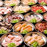 極上ホルモンの品揃えは40種以上で日本最大級★炎で炙るとトロける脂が食欲をそそる