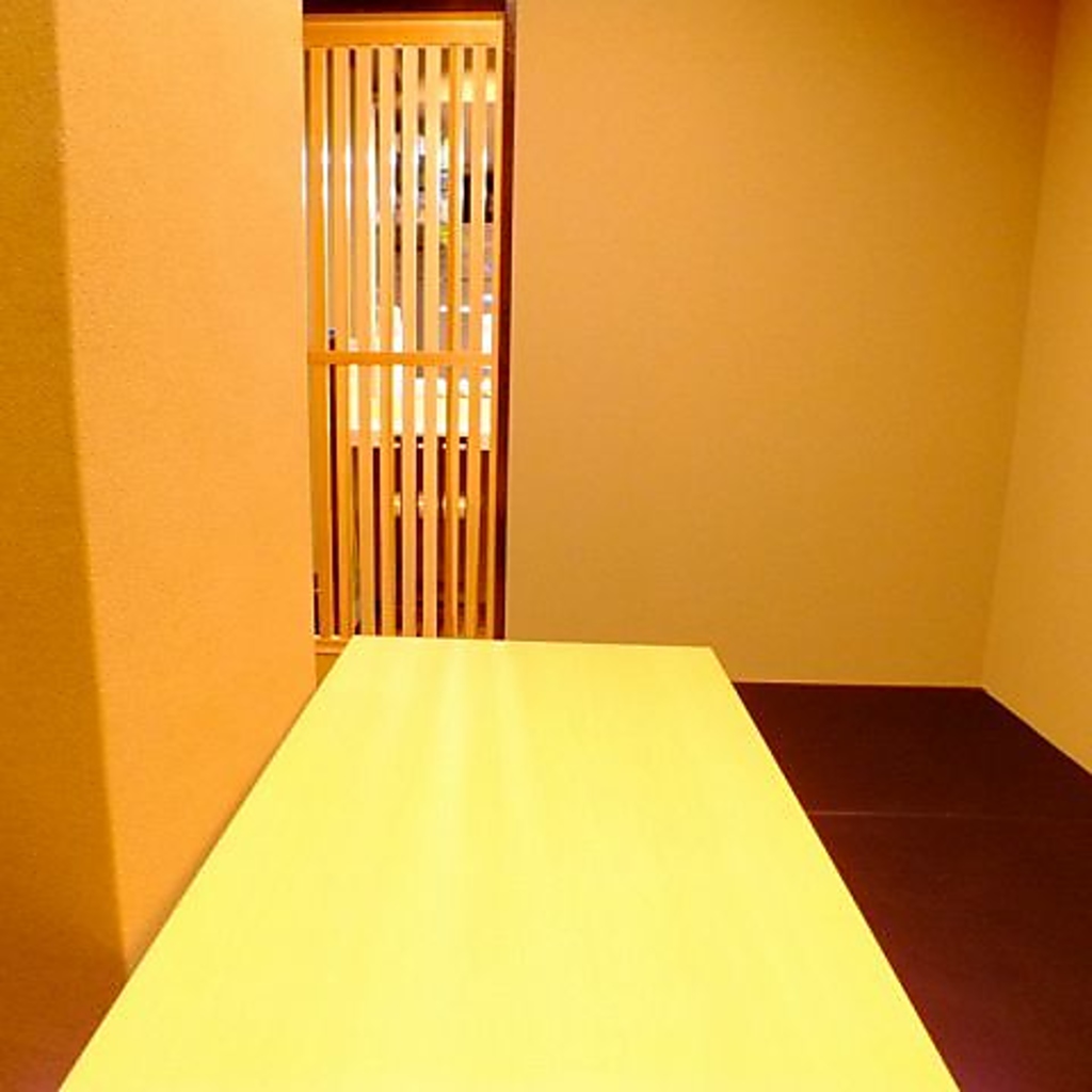 2～4名様向けの完全個室あり♪うれしい掘り炬燵式。周りを気にせず、みんなと特別な時間を過ごそう♪