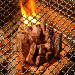 熟練の料理人が、炭火で一枚一枚じっくりと焼き上げる名物牛タンをぜひお楽しみ下さい。