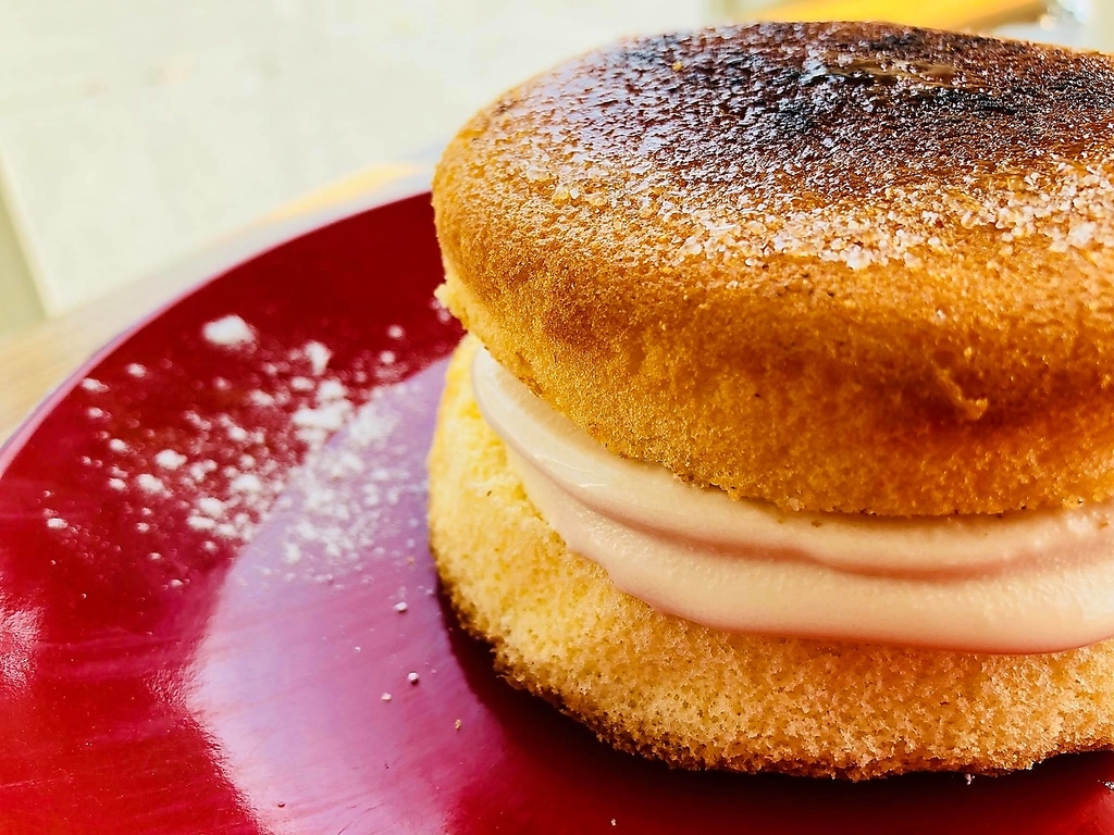 あったかいのに冷たいパンケーキ、ブリュレしたふんわりパンケーキの中にはロイヤルスウィートバニラ