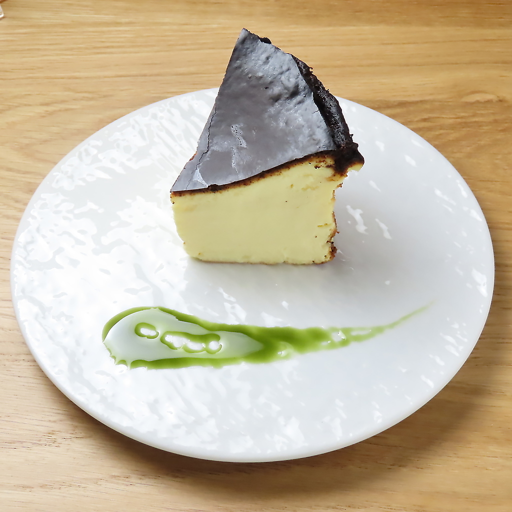 カフェとしてもご利用いただける店内♪当店自慢の「バスクチーズケーキ」とこだわりドリンクで満喫◎