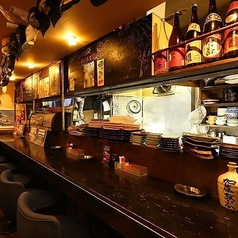 目の前で調理が見える席♪【カウンター席】おひとり様OK！気軽にふらっと立ち寄れる♪1～5名様！調理場前のカウンター席は7名様まで着席OK！親しい方と語り合う日、おひとり様でゆっくりとお料理やお酒を楽しまれたい時にどうぞ♪落ち着いた雰囲気でごゆっくりとお過ごしいただける空間です。