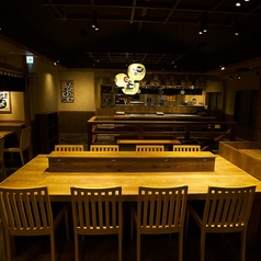 ゆったりくつろげるテーブル席