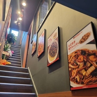 お店へと登る階段には、料理のポスターでワクワク感が♪
