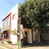 当店には駐車場を完備しており、6台分のスペースがあります。お車でのご来店が便利で、駐車場を気にせずにお食事をお楽しみいただけます。ぜひお気軽にお越しください。