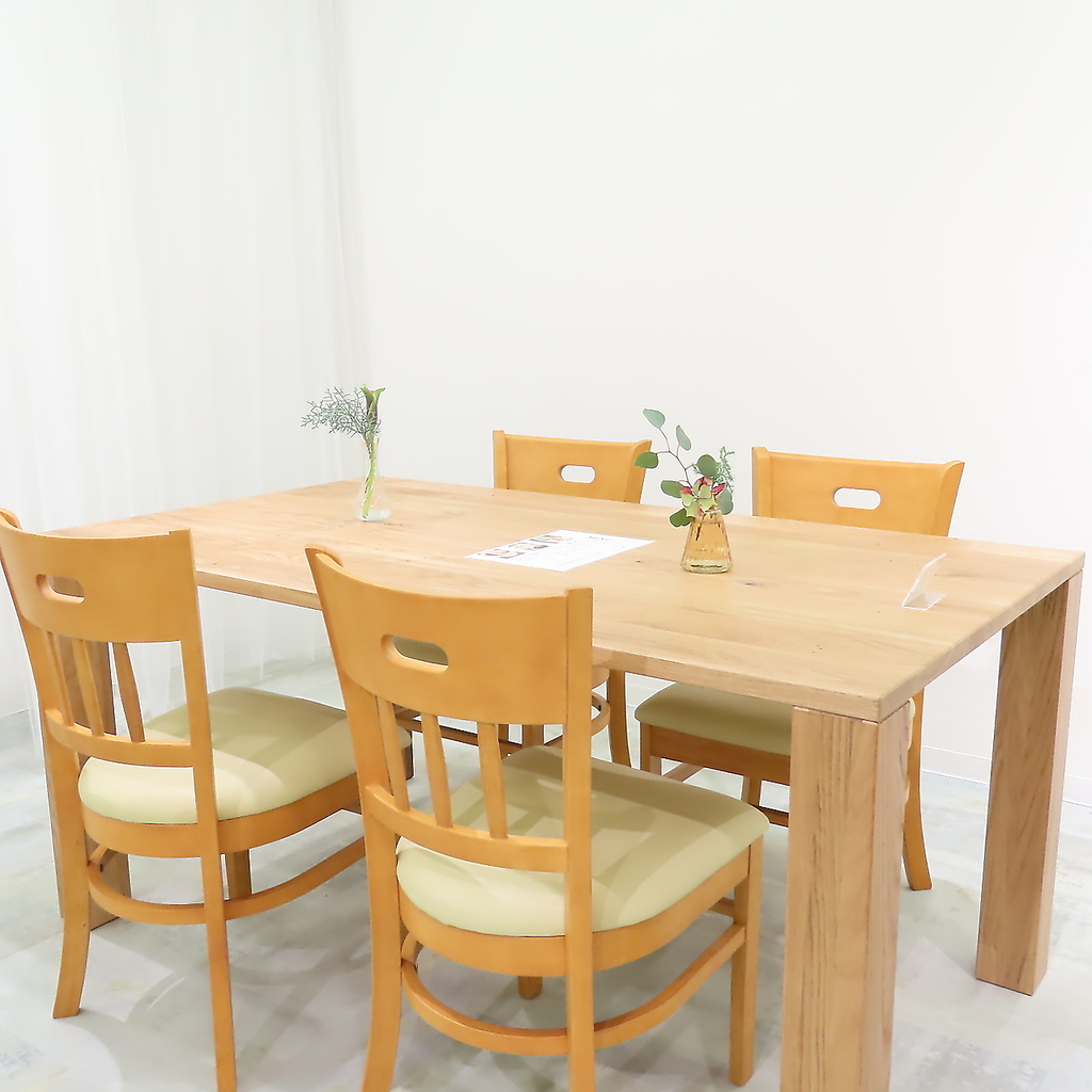 木の温もり溢れるテーブル席が自慢◎ゆったり落ち着いた雰囲気の中、ランチやディナーを楽しめます。