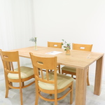 木の温もり溢れるテーブル席が自慢◎ゆったり落ち着いた雰囲気の中、ランチやディナーを楽しめます。