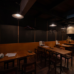 4名掛けは3卓あり、グループ利用や友人との飲み会に最適。料理を並べやすい天板サイズで、シェアもしやすい配置。落ち着いて食事を楽しみたい方にも向いています。