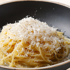 リッチな日常♪牡蠣とトリュフソースのパスタ〜たっぷりチーズと黒コショウ〜100gの写真