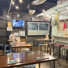 明るく清潔感あふれる店内には、カジュアルに過ごせる4名様用のテーブル席が4卓ございます。肩肘張らずにリラックスして過ごせる雰囲気が魅力で、普段使いや仕事終わりのサク飲みにもぴったりです◎気心知れた友人との会話も弾む居心地の良いお席で家庭料理の延長線上にある優しい味わいの“大人ごはん”をご堪能ください♪