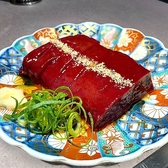 濃厚な旨味が口の中で広がる!新鮮なレバーを贅沢に厚切りにし、絶妙な焼き加減で仕上げた一品。薬味と一緒に食べる事で虜になる美味しさに!人気のメニューなので、売り切れ続出!?ネーミングの通り「優勝」と言いたくなる逸品です!当店にご来店いただいた際はぜひお召し上がりいただきたい自慢のお料理です。