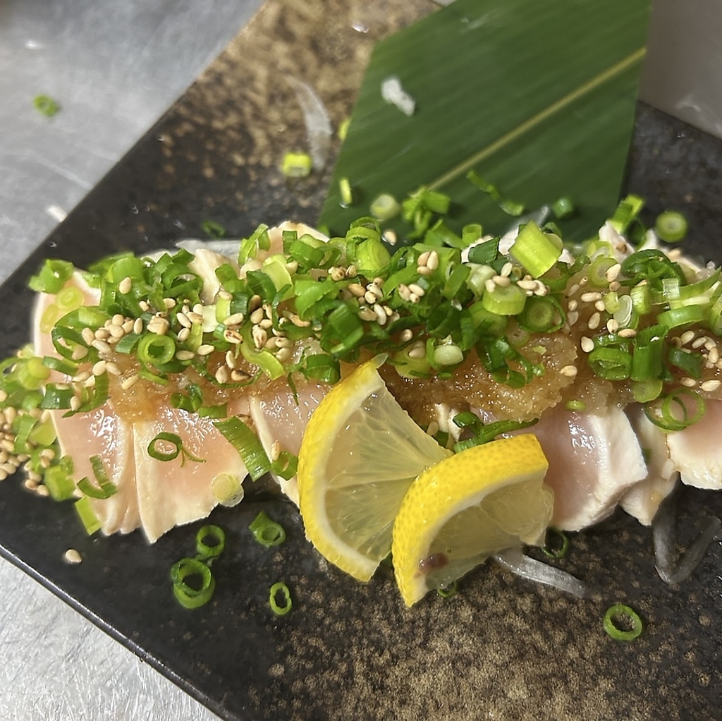 厳選した地鶏のたたきは絶品！お酒との相性抜群！