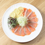 肉厚で脂がのったサーモンやぷりぷりのカキ、旨味たっぷりの鯛などを厳選して使用！海の幸を贅沢に♪