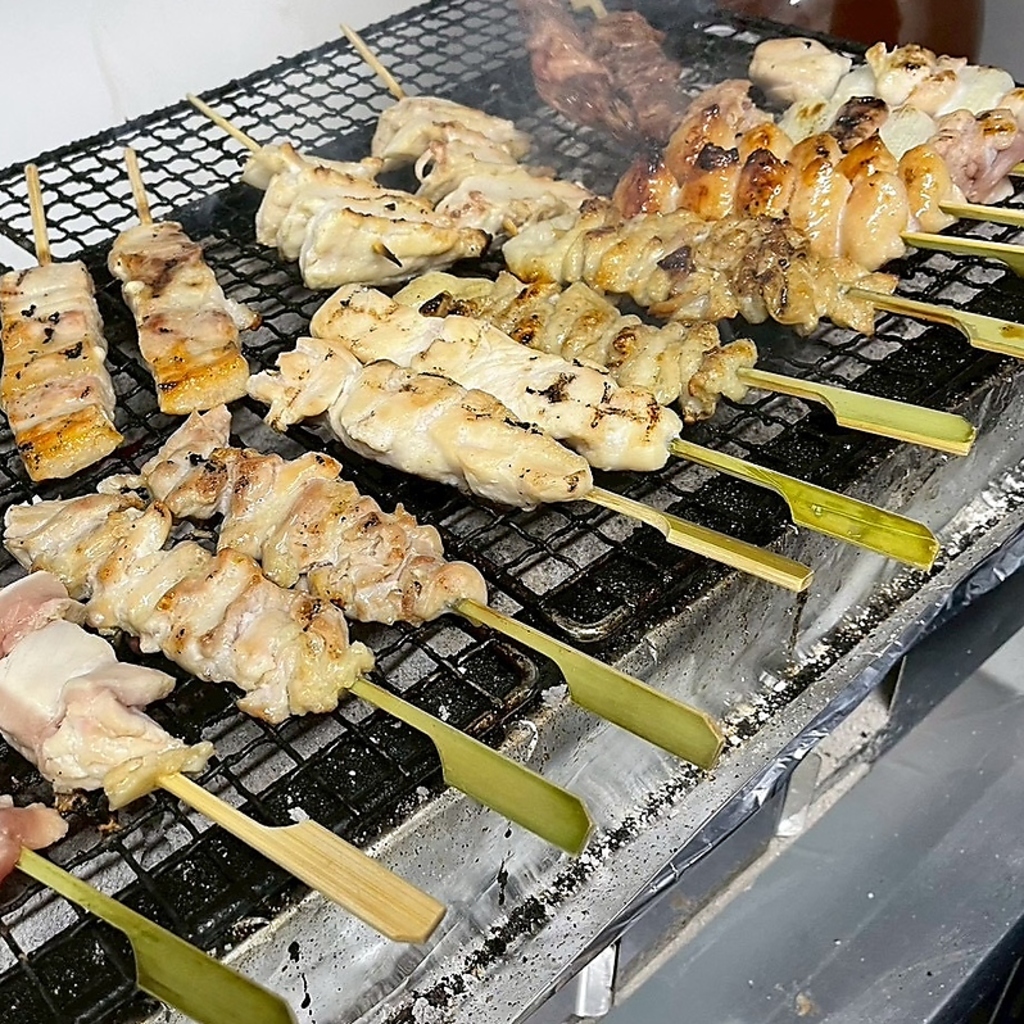 炭火で焼き上げた焼鳥は香ばしくジューシー！定番「もも」をはじめ、せせりやねぎみなど種類も豊富♪