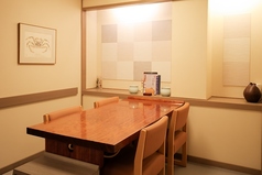 1名様~ご利用可。最大4名様までご利用いただける2階の完全個室のテーブル席です。