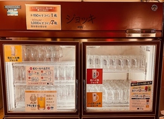 【ジョッキ】・・・　「セルフ酒販機 販売」　ジョッキクーラー　から　ジョッキ　を取り出して・・・