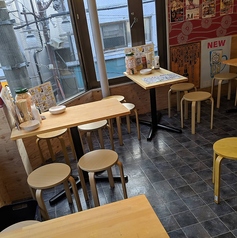 【大衆居酒屋】お祭り気分になれると好評の内装です！自慢の居酒屋料理と激安ドリンク何杯でもゆったり堪能出来るように、人数に応じたテーブル席がレイアウト様々に！名物のでか唐揚げは絶対食べてくれトリー！