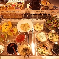 サラダ・フルーツも食べ放題♪