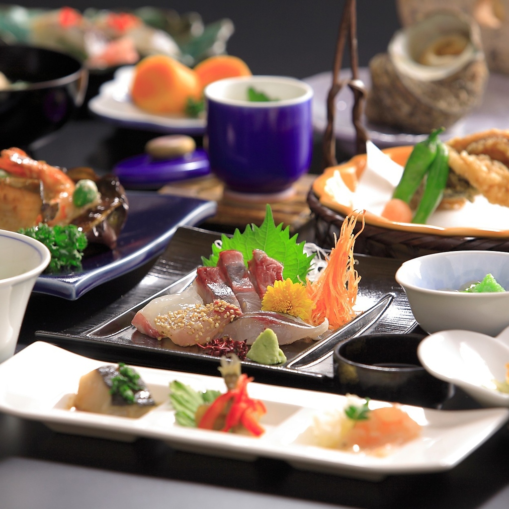 新鮮なお刺身や天ぷら小鉢など、職人の技が光る色鮮やかな料理。大切な日の宴席を華やかに彩ります。