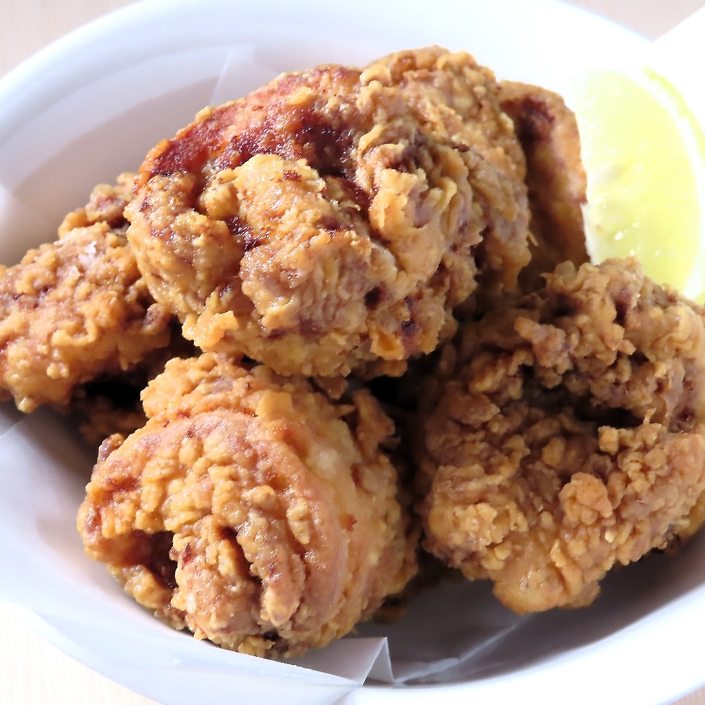 お昼はボリューム満点の定食をご提供しています。手作りの味をランチでゆっくりとご堪能いただけます