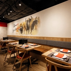 おしゃれな店内★牛のアート★が近くのソファー席★2名様~大人数宴会にも最適！
